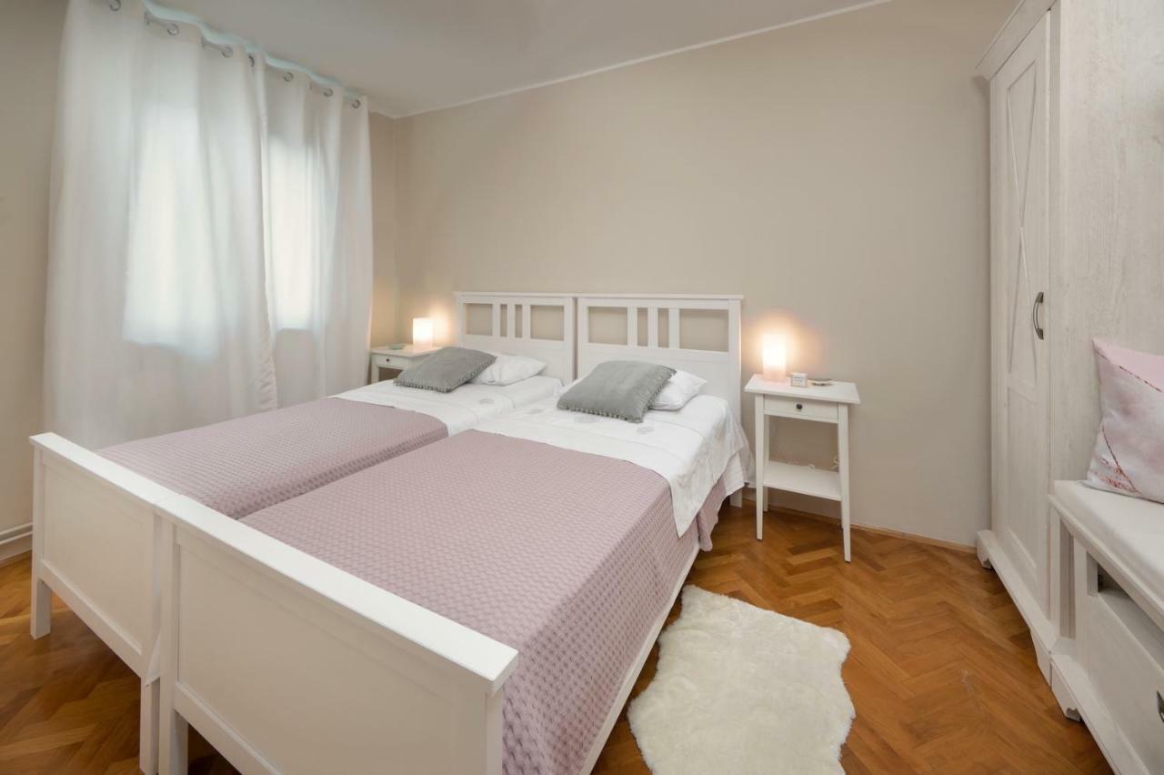 Apartments Sasha Pula Exterior photo